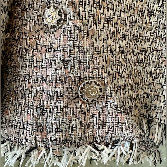 BARBIE - Complete your Chanel Barbie look with this blush jacket. - Picture 10 of 11